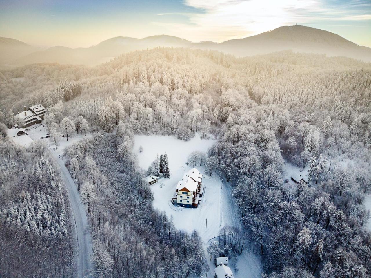 Hotel Edvard Frenštát pod Radhoštěm Buitenkant foto
