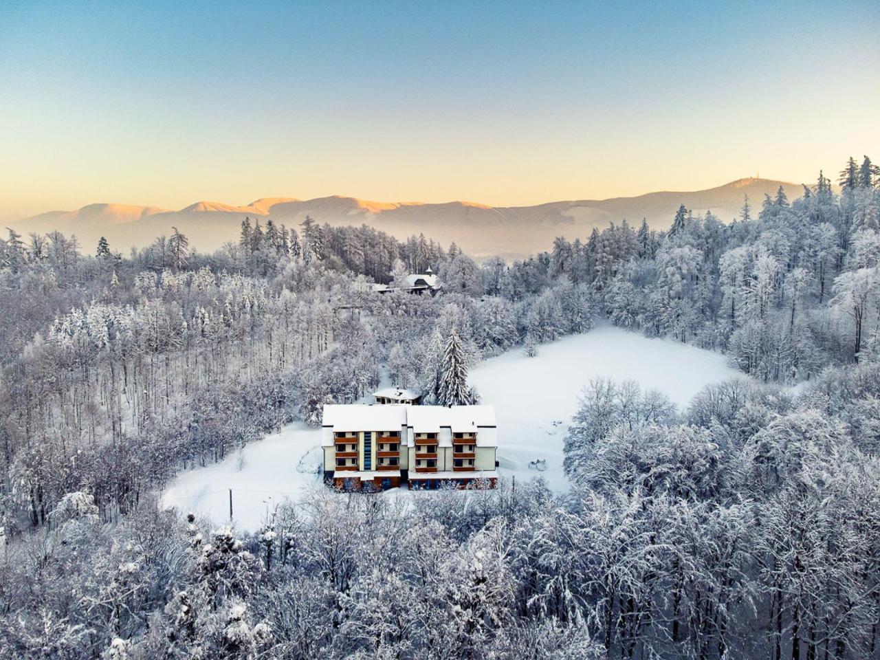 Hotel Edvard Frenštát pod Radhoštěm Buitenkant foto
